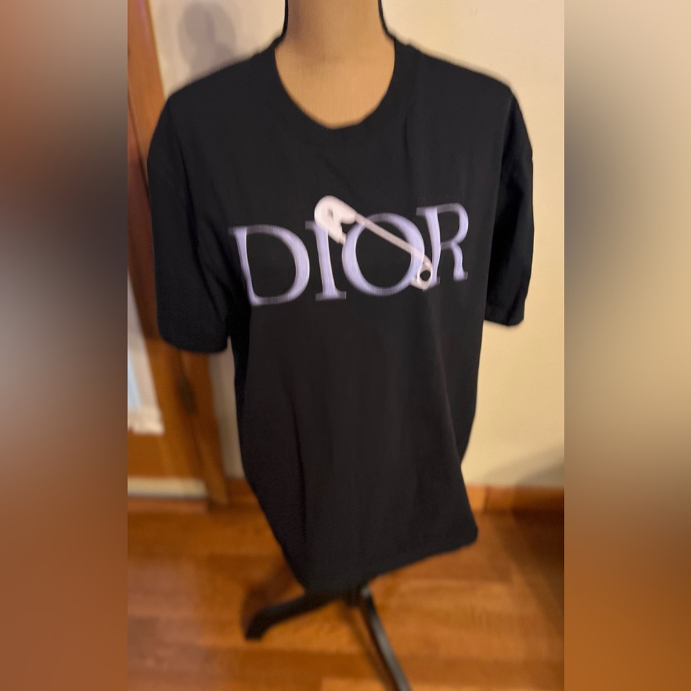 CHRISTIAN DIOR BLACK TEE WITH SAFETY PIN LOGO ON FRONT SIZE XL